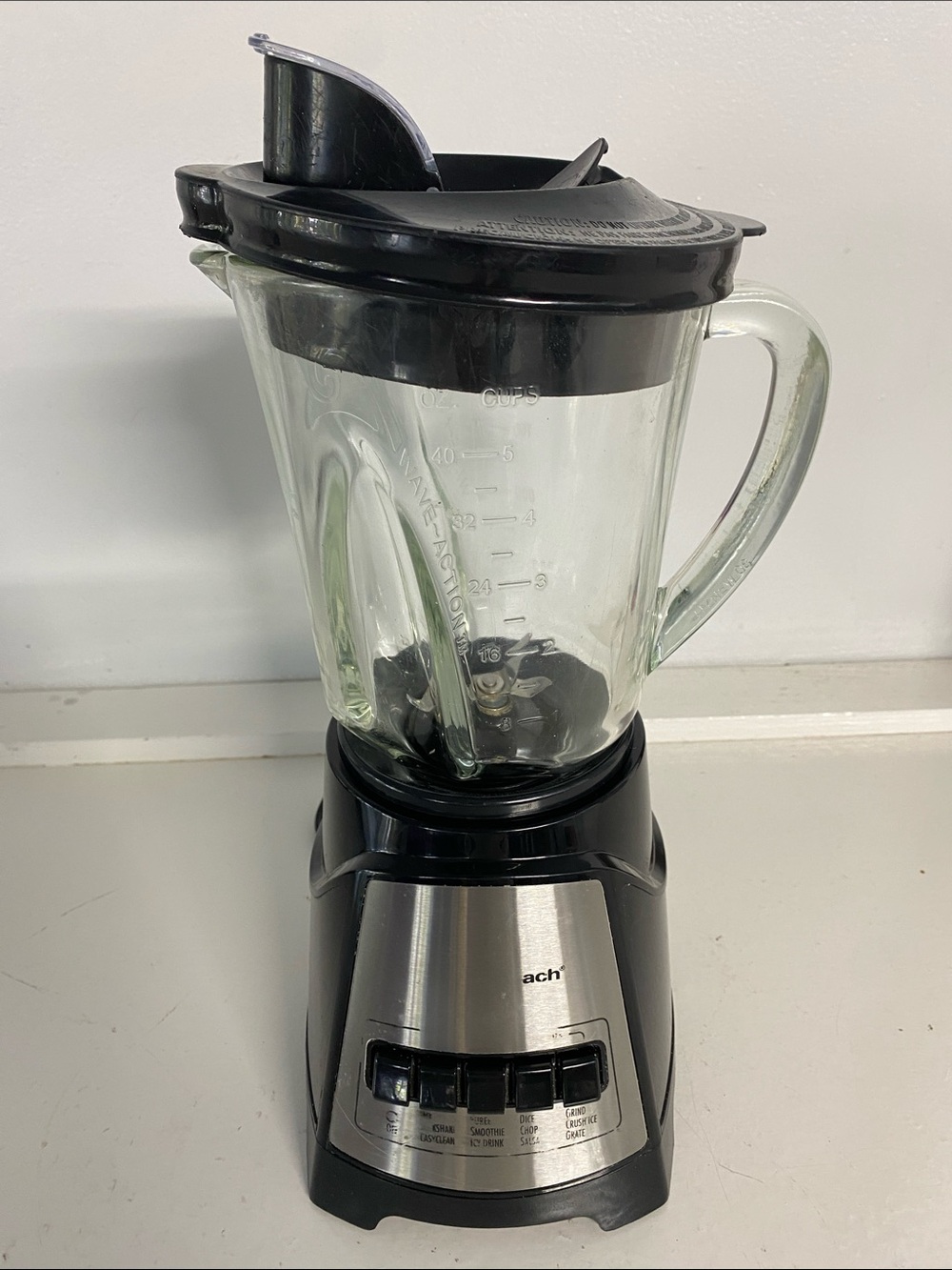Hamilton Beach blender with a 40 oz Glass Jar 12 blending functions / Used